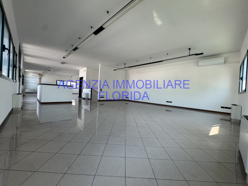 Scopri questa straordinaria opportunità di affittare un ufficio spazioso di ben 210 mq, situato n...