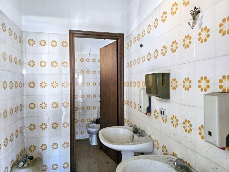 Quest’immobile viene venduto tramite asta online.

Negozio al piano terra con ampio magazzino al ...