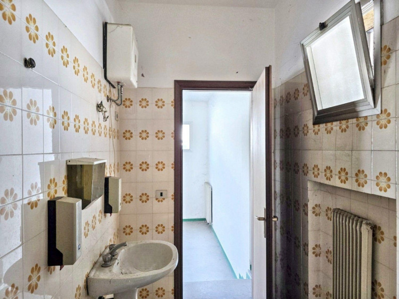 Quest’immobile viene venduto tramite asta online.

Negozio al piano terra con ampio magazzino al ...