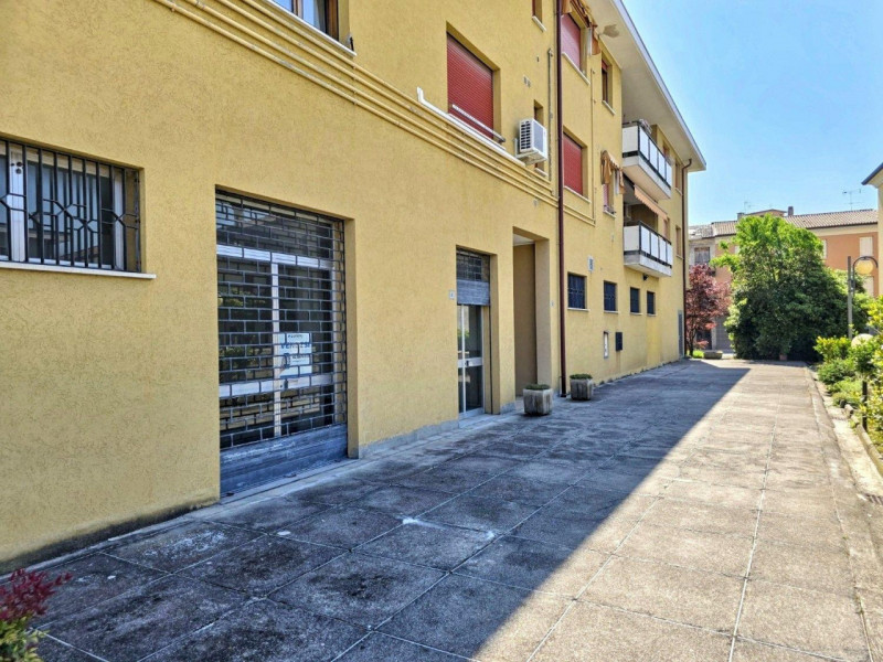 Quest’immobile viene venduto tramite asta online.

Negozio al piano terra con ampio magazzino al ...