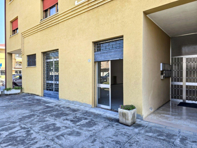 Quest’immobile viene venduto tramite asta online.

Negozio al piano terra con ampio magazzino al ...