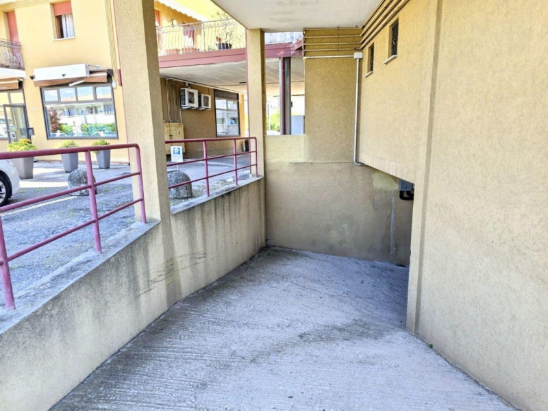 Quest’immobile viene venduto tramite asta online.

Negozio al piano terra con ampio magazzino al ...