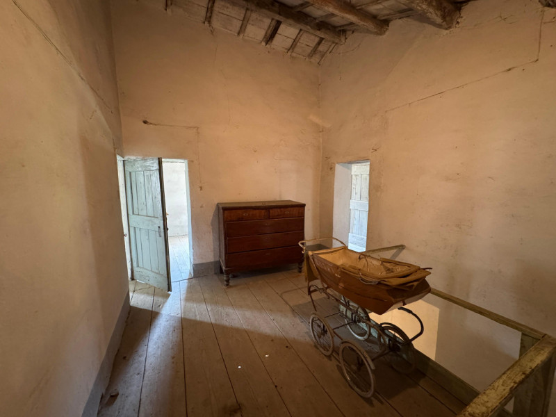 COMPOSIZIONE:
Soluzione abitativa indipendente, completamente da ristrutturare, immersa nel paesa...