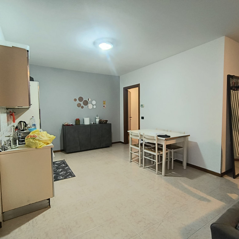 Situato nel tranquillo comune di Veronella, proponiamo in vendita al piano primo un luminoso appa...