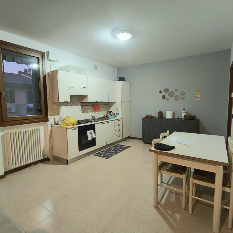 Situato nel tranquillo comune di Veronella, proponiamo in vendita al piano primo un luminoso appa...