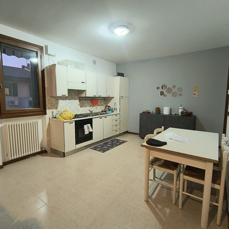 Situato nel tranquillo comune di Veronella, proponiamo in vendita al piano primo un luminoso appa...