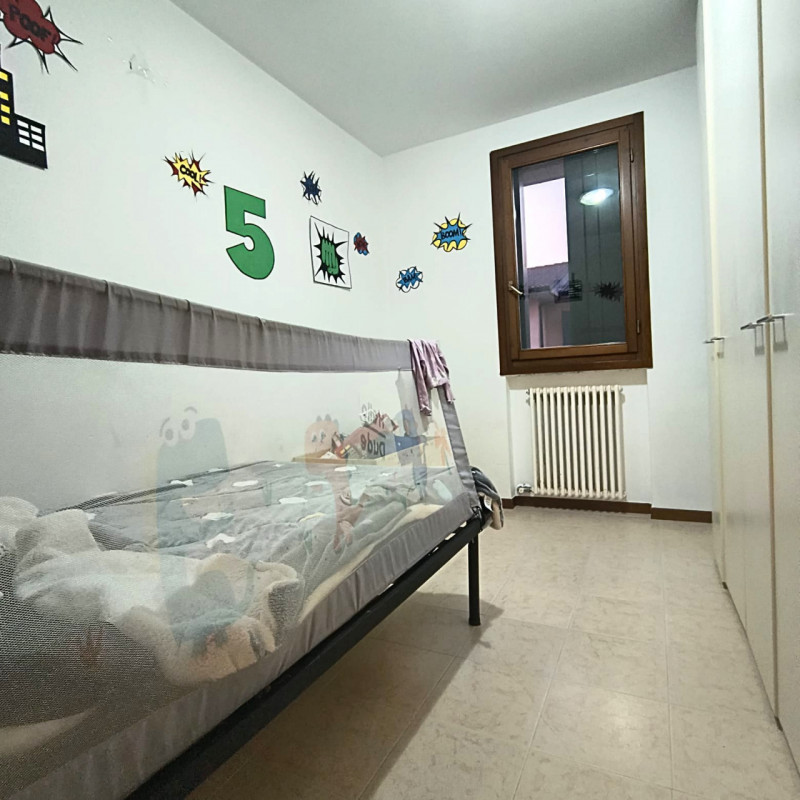 Situato nel tranquillo comune di Veronella, proponiamo in vendita al piano primo un luminoso appa...