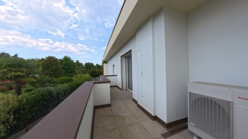 In una tranquilla e curata zona residenziale di Trebaseleghe, al primo piano di una moderna palaz...