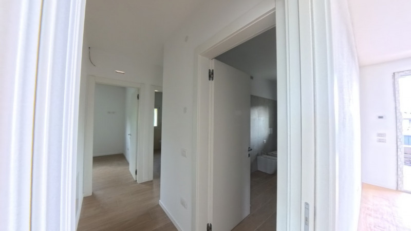 In una tranquilla e curata zona residenziale di Trebaseleghe, al primo piano di una moderna palaz...