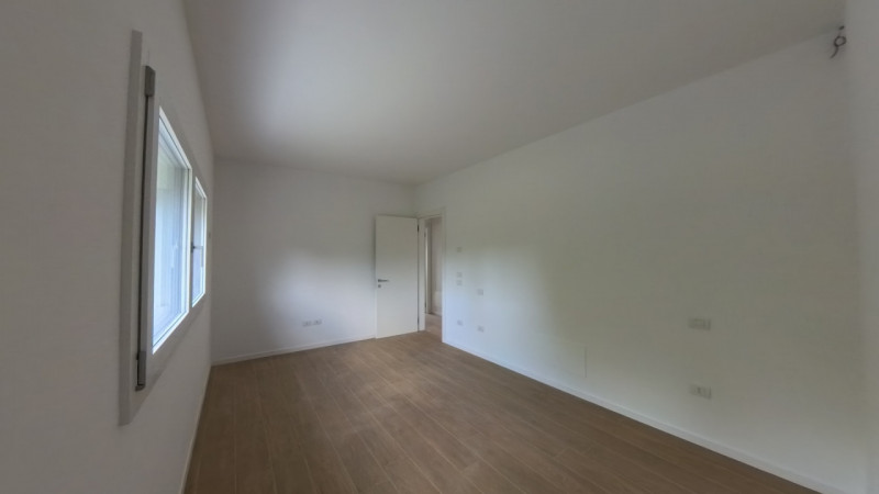 In una tranquilla e curata zona residenziale di Trebaseleghe, al primo piano di una moderna palaz...