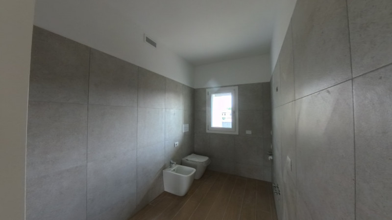 In una tranquilla e curata zona residenziale di Trebaseleghe, al primo piano di una moderna palaz...