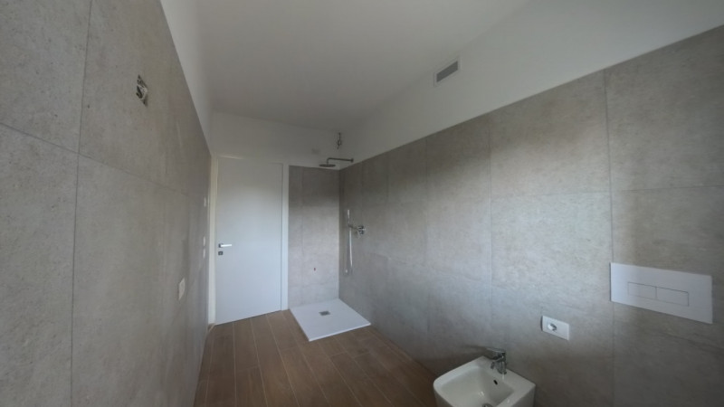 In una tranquilla e curata zona residenziale di Trebaseleghe, al primo piano di una moderna palaz...