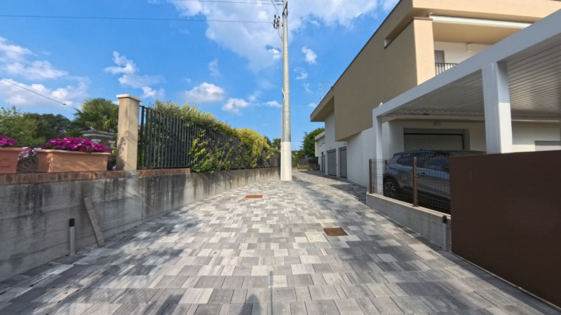 In una tranquilla e curata zona residenziale di Trebaseleghe, al primo piano di una moderna palaz...