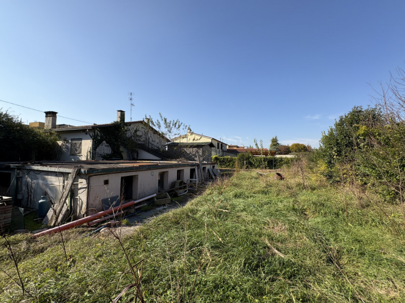 Proponiamo, a Giarre di Abano Terme, una particolare proprietà composta da una casa singola da ri...