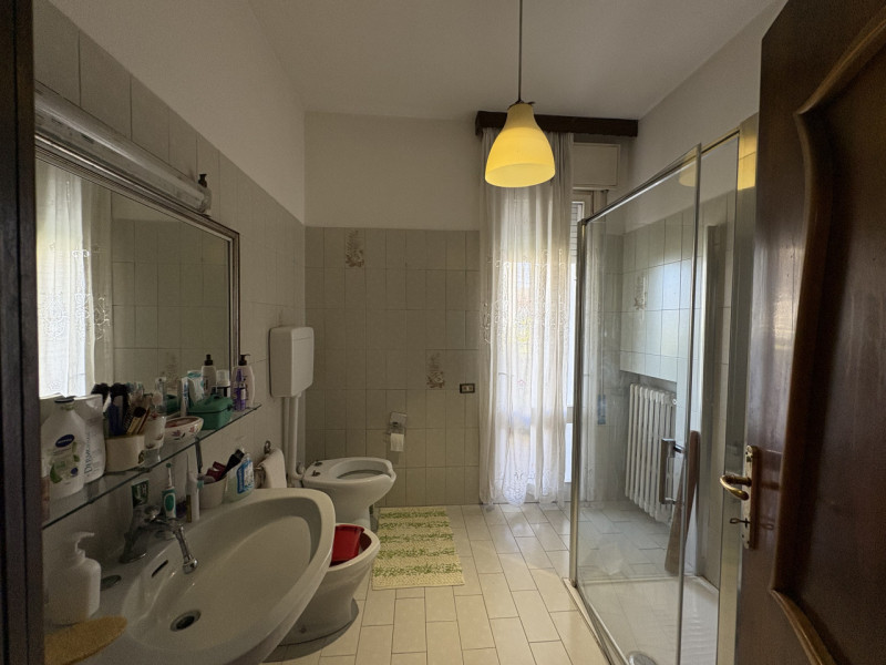 Proponiamo, a Giarre di Abano Terme, una particolare proprietà composta da una casa singola da ri...