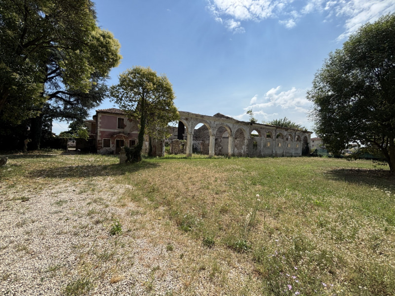 Se sogni di possedere una villa d’epoca di grande prestigio immersa in un parco privato di circa ...