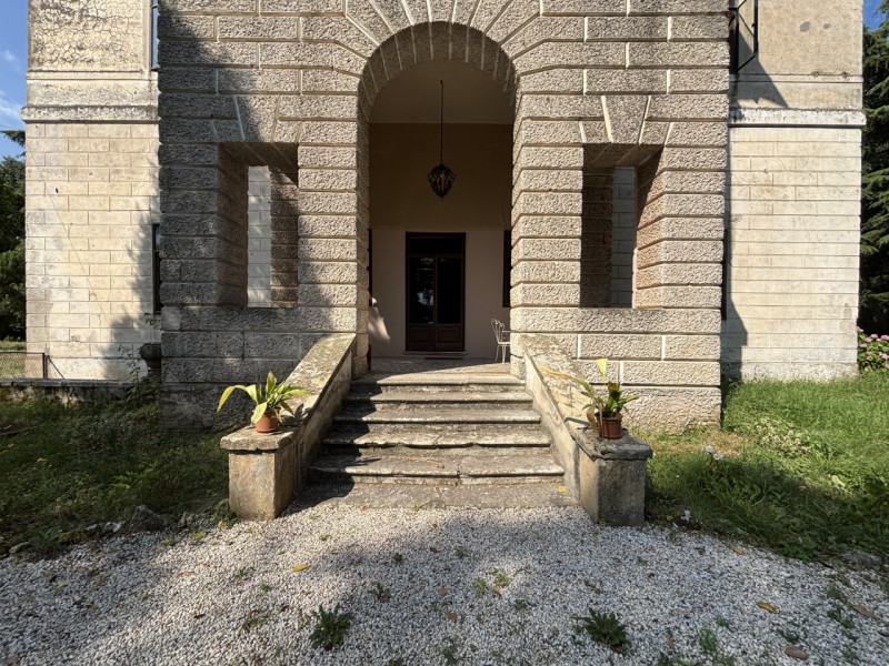 Se sogni di possedere una villa d’epoca di grande prestigio immersa in un parco privato di circa ...