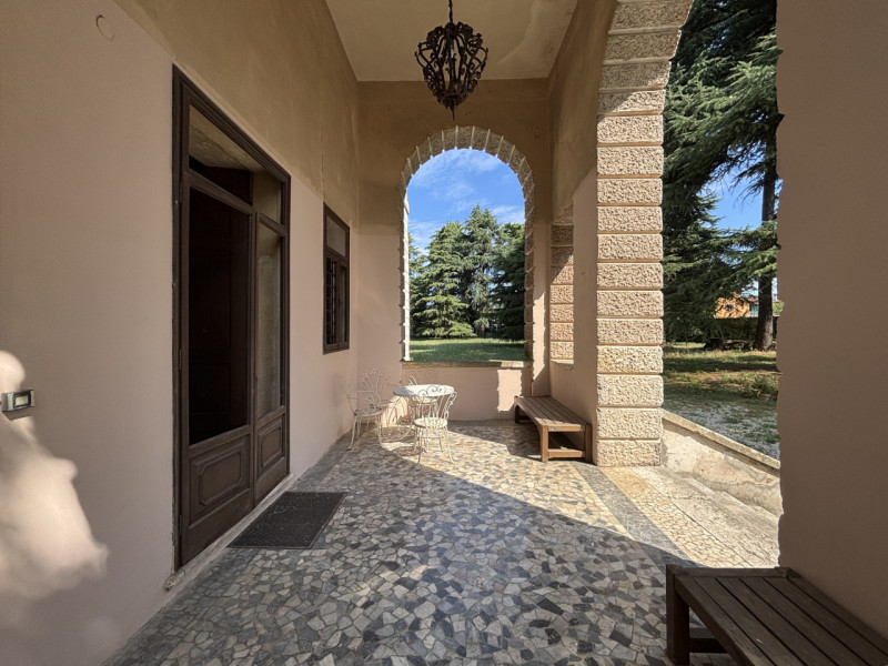 Se sogni di possedere una villa d’epoca di grande prestigio immersa in un parco privato di circa ...