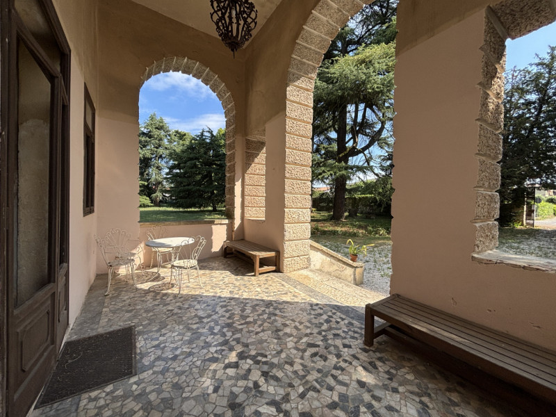 Se sogni di possedere una villa d’epoca di grande prestigio immersa in un parco privato di circa ...