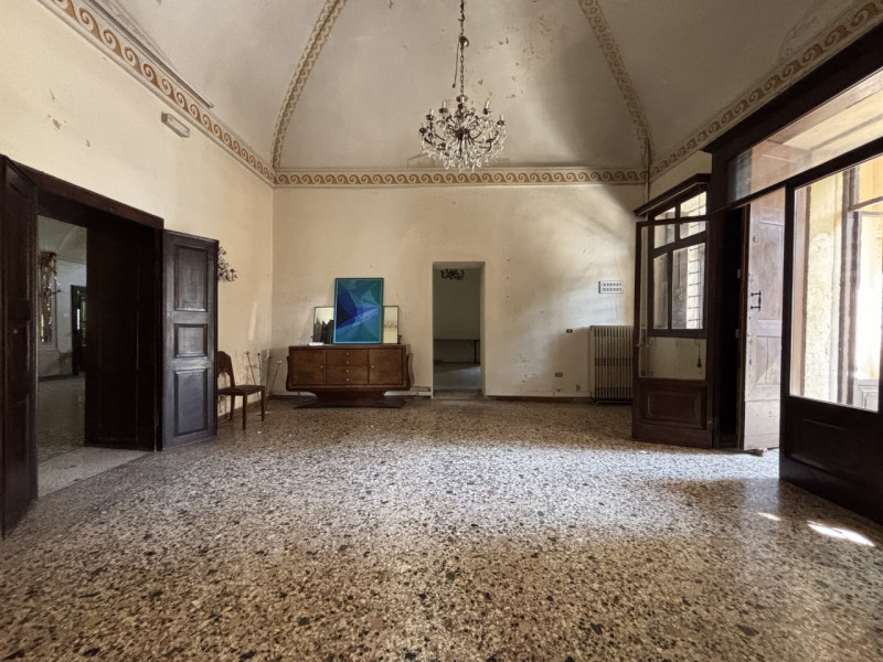 Se sogni di possedere una villa d’epoca di grande prestigio immersa in un parco privato di circa ...