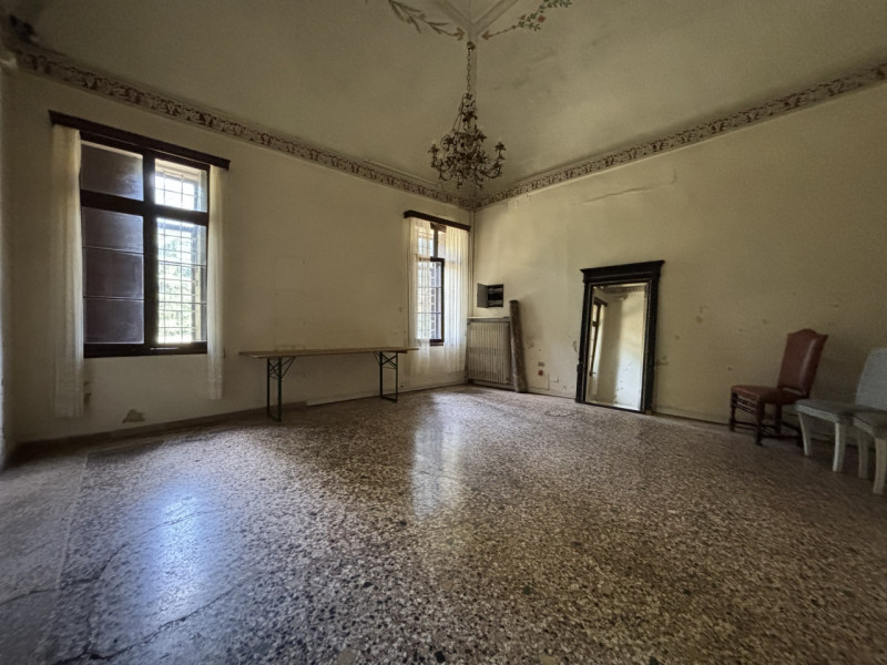 Se sogni di possedere una villa d’epoca di grande prestigio immersa in un parco privato di circa ...