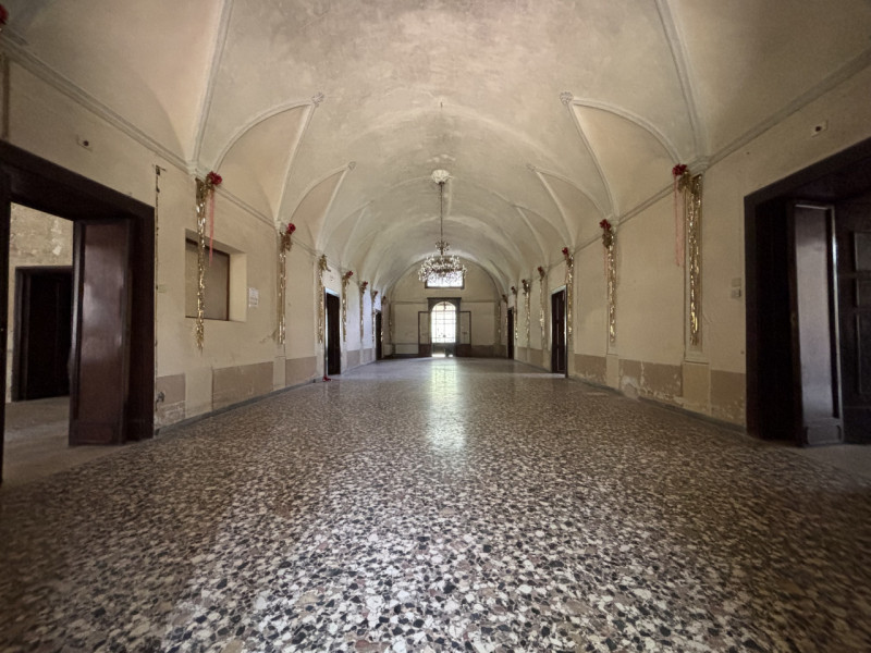 Se sogni di possedere una villa d’epoca di grande prestigio immersa in un parco privato di circa ...