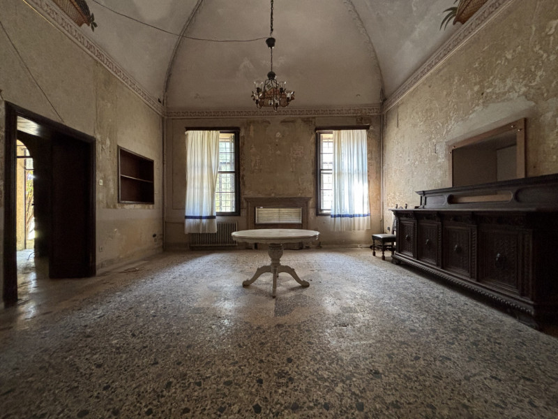 Se sogni di possedere una villa d’epoca di grande prestigio immersa in un parco privato di circa ...