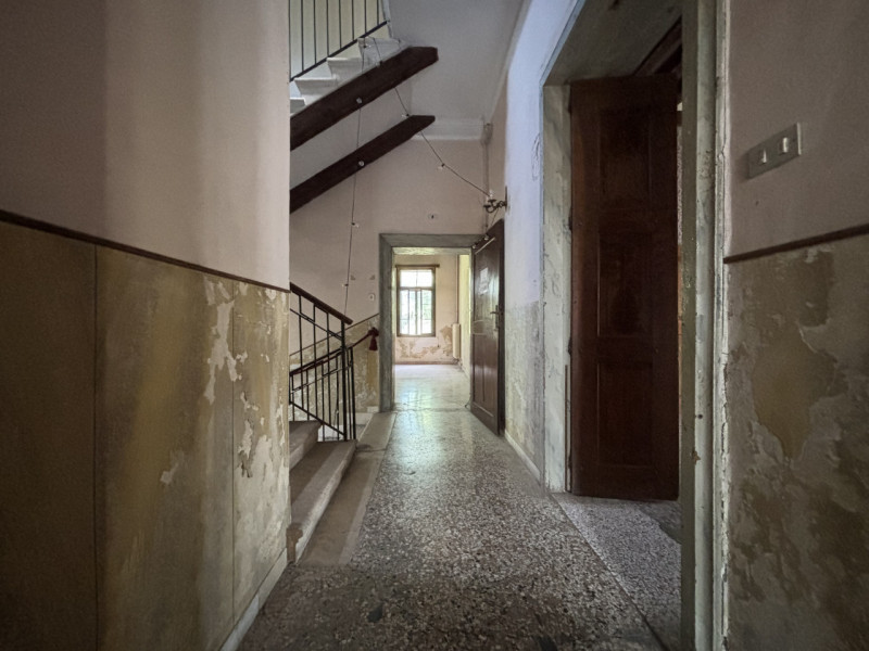 Se sogni di possedere una villa d’epoca di grande prestigio immersa in un parco privato di circa ...