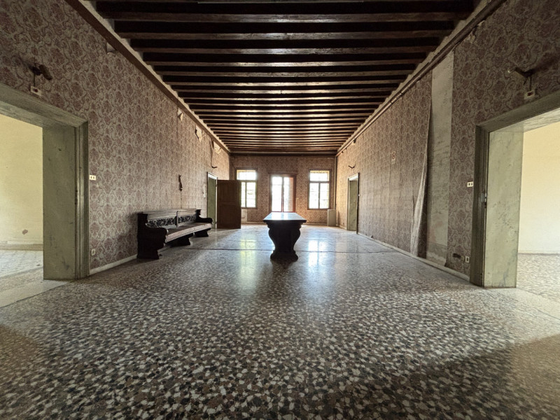 Se sogni di possedere una villa d’epoca di grande prestigio immersa in un parco privato di circa ...