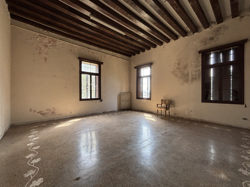 Se sogni di possedere una villa d’epoca di grande prestigio immersa in un parco privato di circa ...