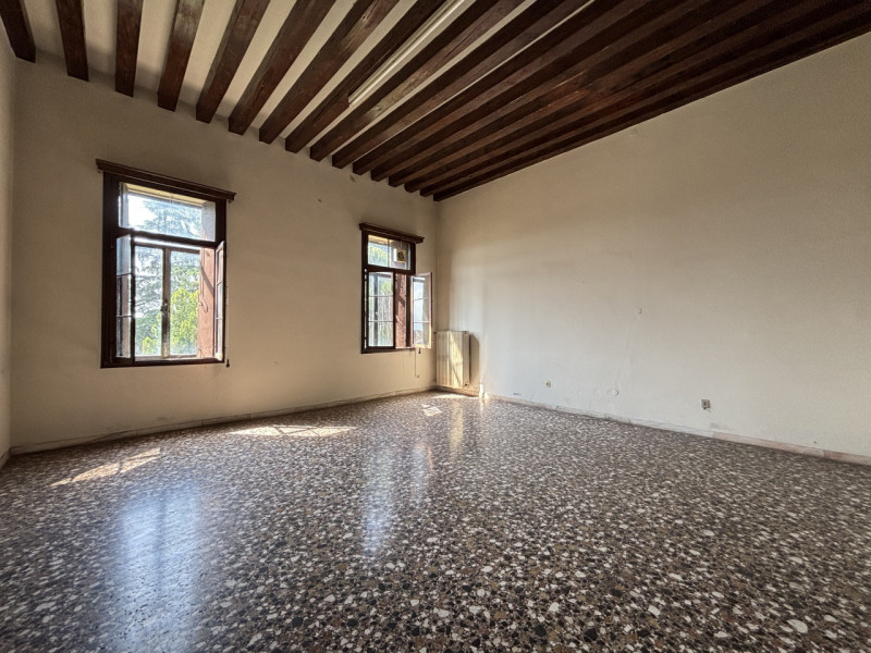 Se sogni di possedere una villa d’epoca di grande prestigio immersa in un parco privato di circa ...