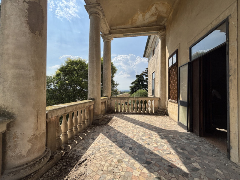 Se sogni di possedere una villa d’epoca di grande prestigio immersa in un parco privato di circa ...