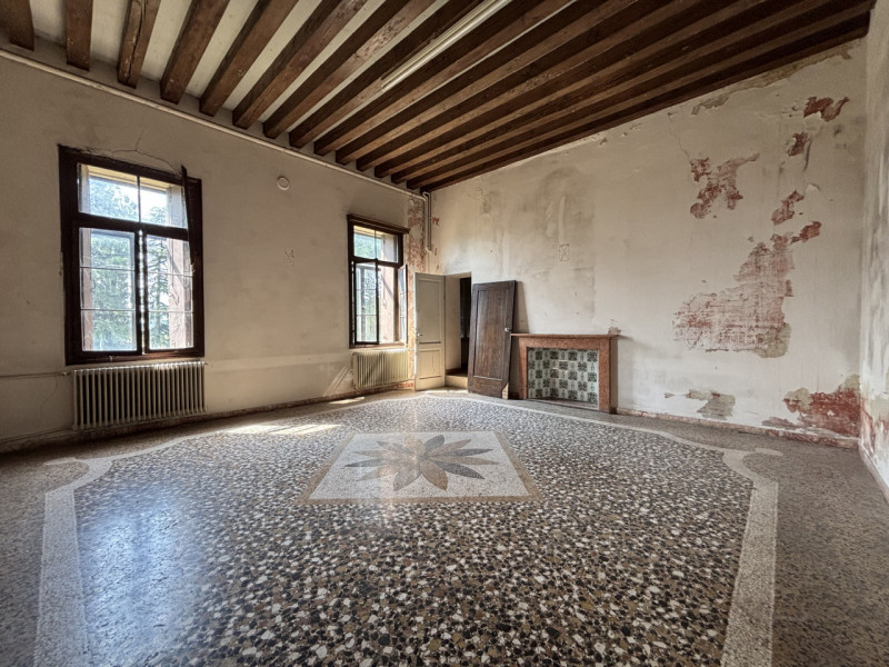 Se sogni di possedere una villa d’epoca di grande prestigio immersa in un parco privato di circa ...