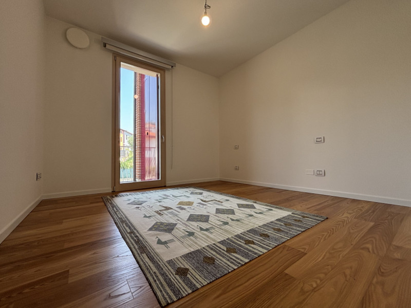 Se stai cercando un appartamento moderno, spazioso e con ottime caratteristiche energetiche, ques...