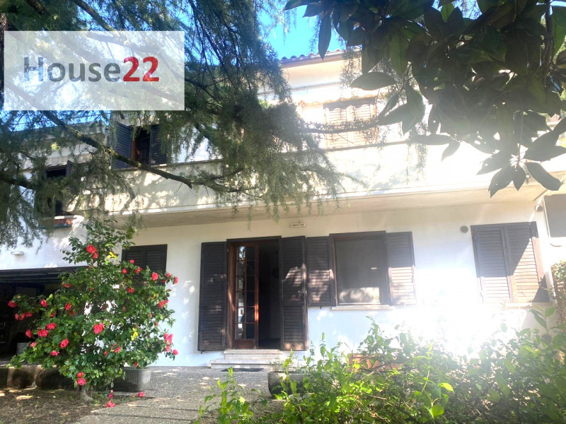 CALDOGNO - VICENZA. Proponiamo una ampia BIFAMILIARE con grande giardino privato.
Al suo interno ...