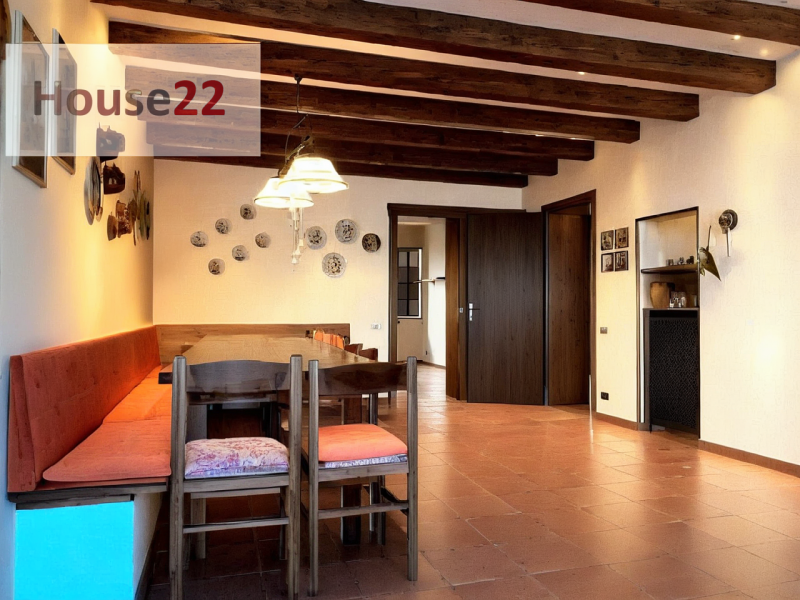 CALDOGNO - VICENZA. Proponiamo una ampia BIFAMILIARE con grande giardino privato.
Al suo interno ...