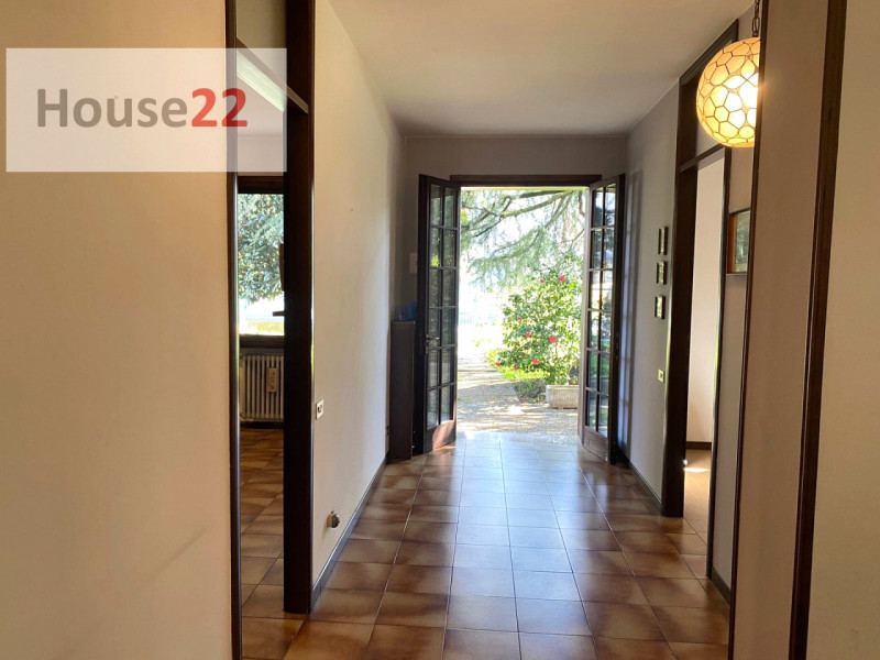 CALDOGNO - VICENZA. Proponiamo una ampia BIFAMILIARE con grande giardino privato.
Al suo interno ...