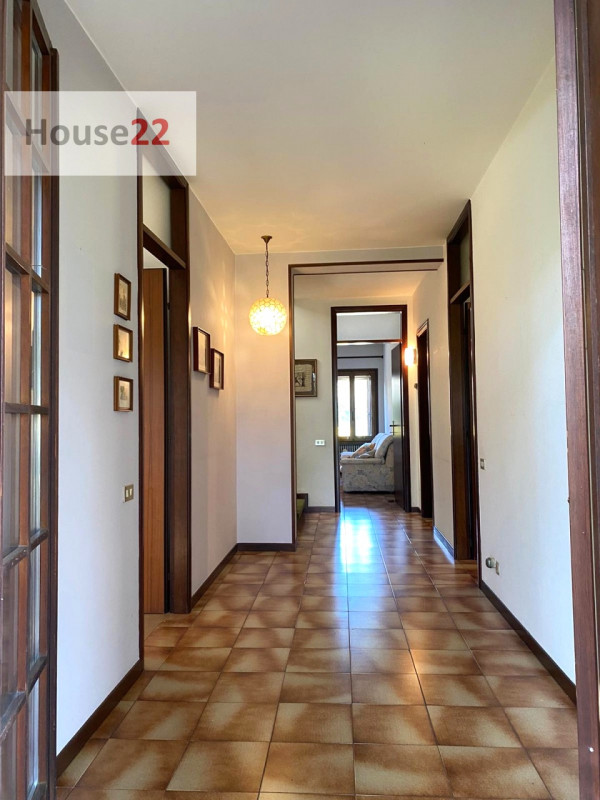 CALDOGNO - VICENZA. Proponiamo una ampia BIFAMILIARE con grande giardino privato.
Al suo interno ...