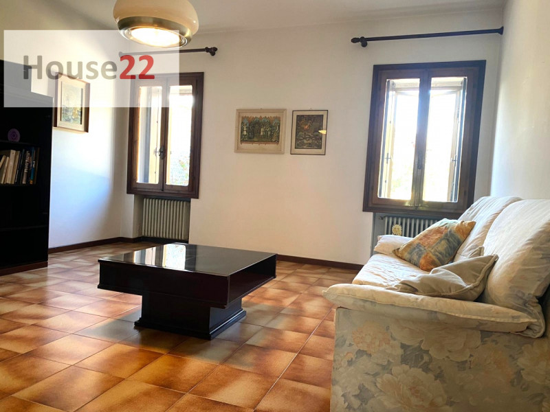 CALDOGNO - VICENZA. Proponiamo una ampia BIFAMILIARE con grande giardino privato.
Al suo interno ...