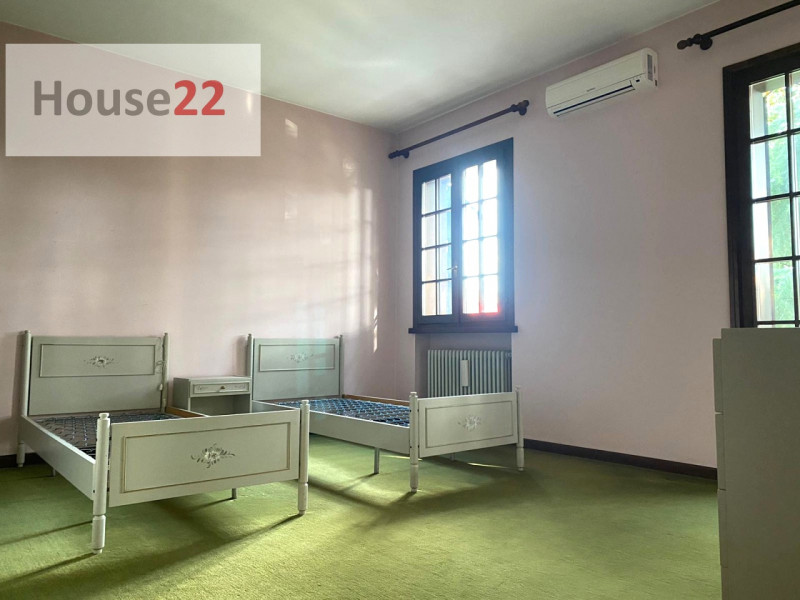 CALDOGNO - VICENZA. Proponiamo una ampia BIFAMILIARE con grande giardino privato.
Al suo interno ...