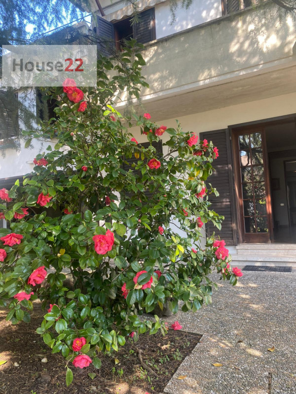 CALDOGNO - VICENZA. Proponiamo una ampia BIFAMILIARE con grande giardino privato.
Al suo interno ...