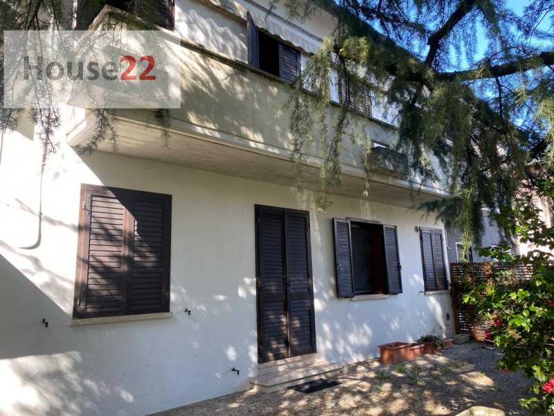 CALDOGNO - VICENZA. Proponiamo una ampia BIFAMILIARE con grande giardino privato.
Al suo interno ...