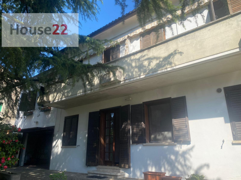 CALDOGNO - VICENZA. Proponiamo una ampia BIFAMILIARE con grande giardino privato.
Al suo interno ...