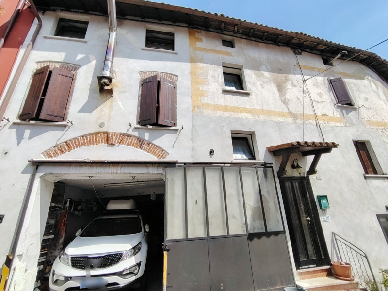 In vendita a Cogollo del Cengio, nel cuore pulsante del paese, questa affascinante casa terratett...