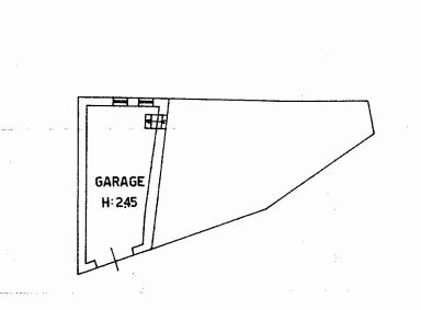 In vendita a Cogollo del Cengio, nel cuore pulsante del paese, questa affascinante casa terratett...
