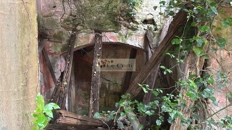 Proponiamo in vendita una proprietà da ristrutturare, situata in una zona tranquilla e immersa ne...