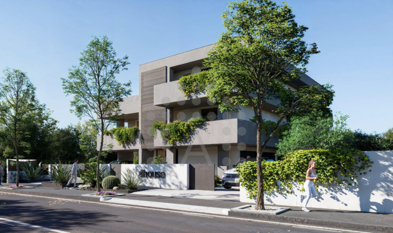 In prestigioso residence di sole quattro unità, proponiamo appartamento al primo piano con due sp...