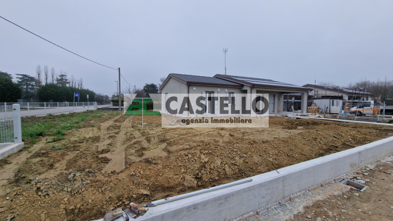 A Reschigliano proponiamo una casa indipendente, dagli ampi spazi interni ed esterni, sviluppata ...