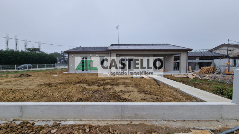 A Reschigliano proponiamo una casa indipendente, dagli ampi spazi interni ed esterni, sviluppata ...