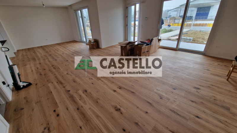 A Reschigliano proponiamo una casa indipendente, dagli ampi spazi interni ed esterni, sviluppata ...